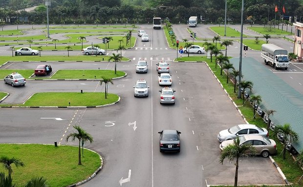 Phụ Nữ Nên Học Bằng Lái Xe B1 Hay B2? Bằng Nào Dễ Đậu Hơn?