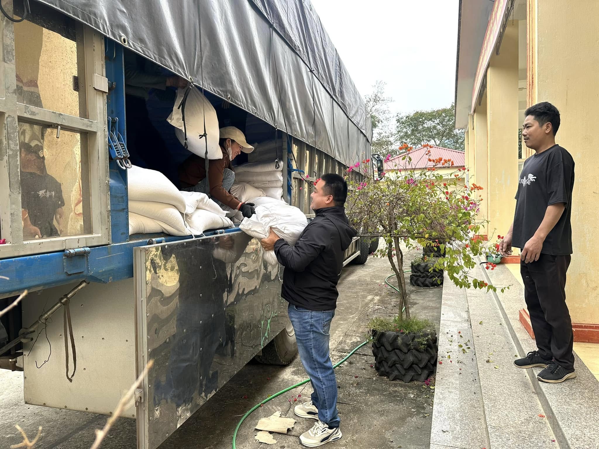 hình ảnh IPACKVINA cấp gạo cho bà con ảnh hưởng bảo yagi