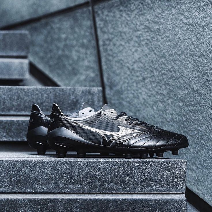 Giày bóng đá Mizuno