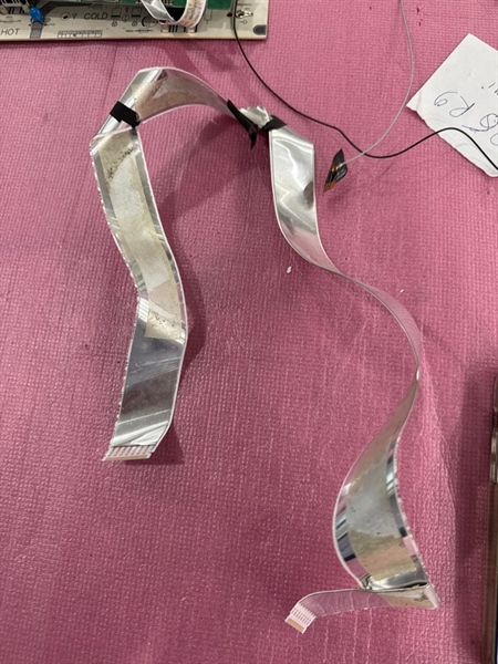 Cáp FFC tín hiệu từ no mạch chính lên màn hình hàng tháo máy còn hoạt động tốt