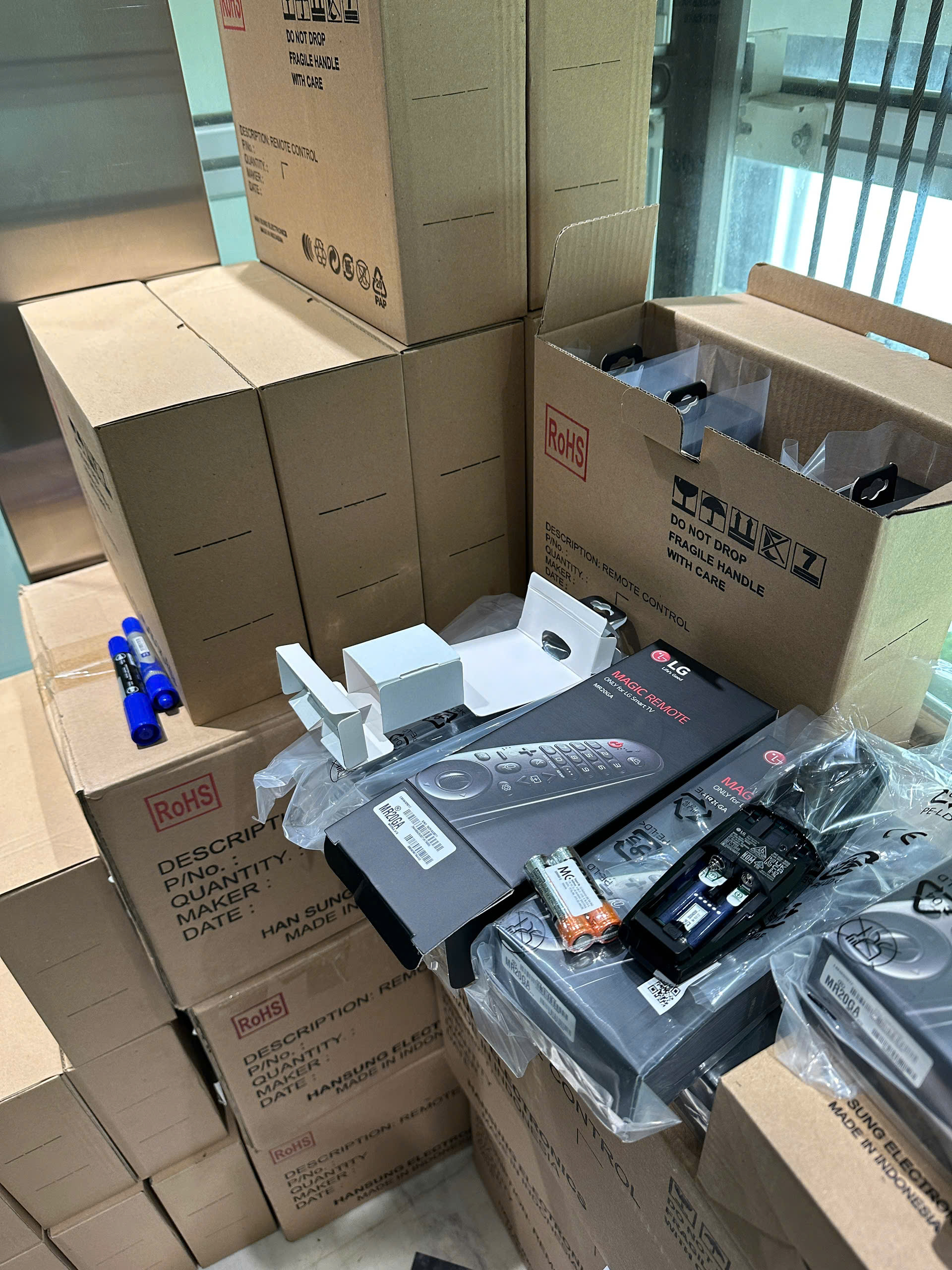 Điều khiển Thông Minh giọng nói chuột bay LG Original Magic Voice 𝐑𝐞𝐦𝐨𝐭𝐞 Control 𝐋𝐆/ 𝐌𝐑𝟐0𝐆𝐀 - Black cho các (Model TV Từ 2017 đến2020) (𝐒ả𝐧 𝐩𝐡ẩ𝐦 𝐜𝐡í𝐧𝐡 𝐡ã𝐧𝐠 ) mới tinh nguyên hộp Nhập khẩu Hàn quốc có pin đi kèm hộp đen