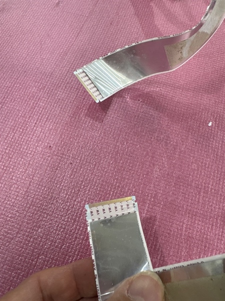 Cáp FFC tín hiệu từ no mạch chính lên màn hình hàng tháo máy còn hoạt động tốt