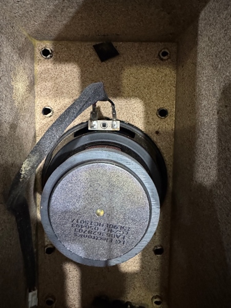 Cục loa sub (loa trầm) không có mạch công suất hàng qua sử dụng còn hoạt động tốt bass 15 mầu ghi xám