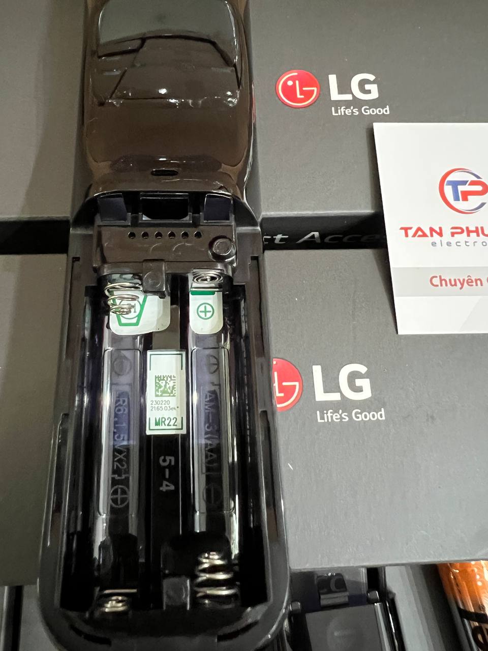 Điều khiển Thông Minh giọng nói chuột bay LG Original Magic Voice 𝐑𝐞𝐦𝐨𝐭𝐞  Control 𝐋𝐆/ 𝐌𝐑𝟐2𝐆𝐀 - Black  cho các (Model TV 2022)𝐒ả𝐧 𝐩𝐡ẩ𝐦 𝐜𝐡í𝐧𝐡 𝐡ã𝐧𝐠 ) mới tinh nguyên hộp sản xuất Indonesia hộp Đen loại không có Pin Đi kèm