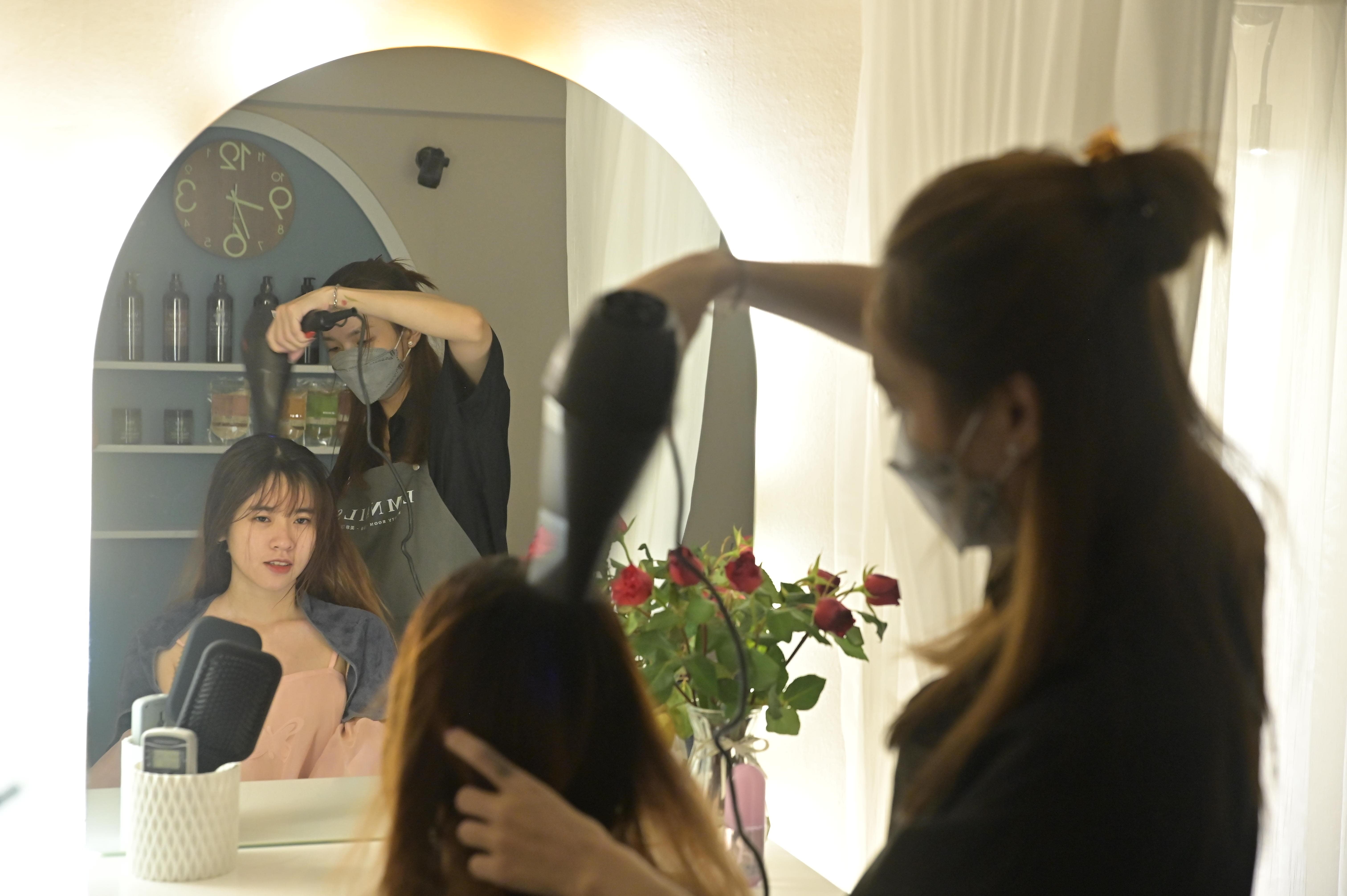 Ultimate $4 Relaxing Hair Wash at Emnails – District 1