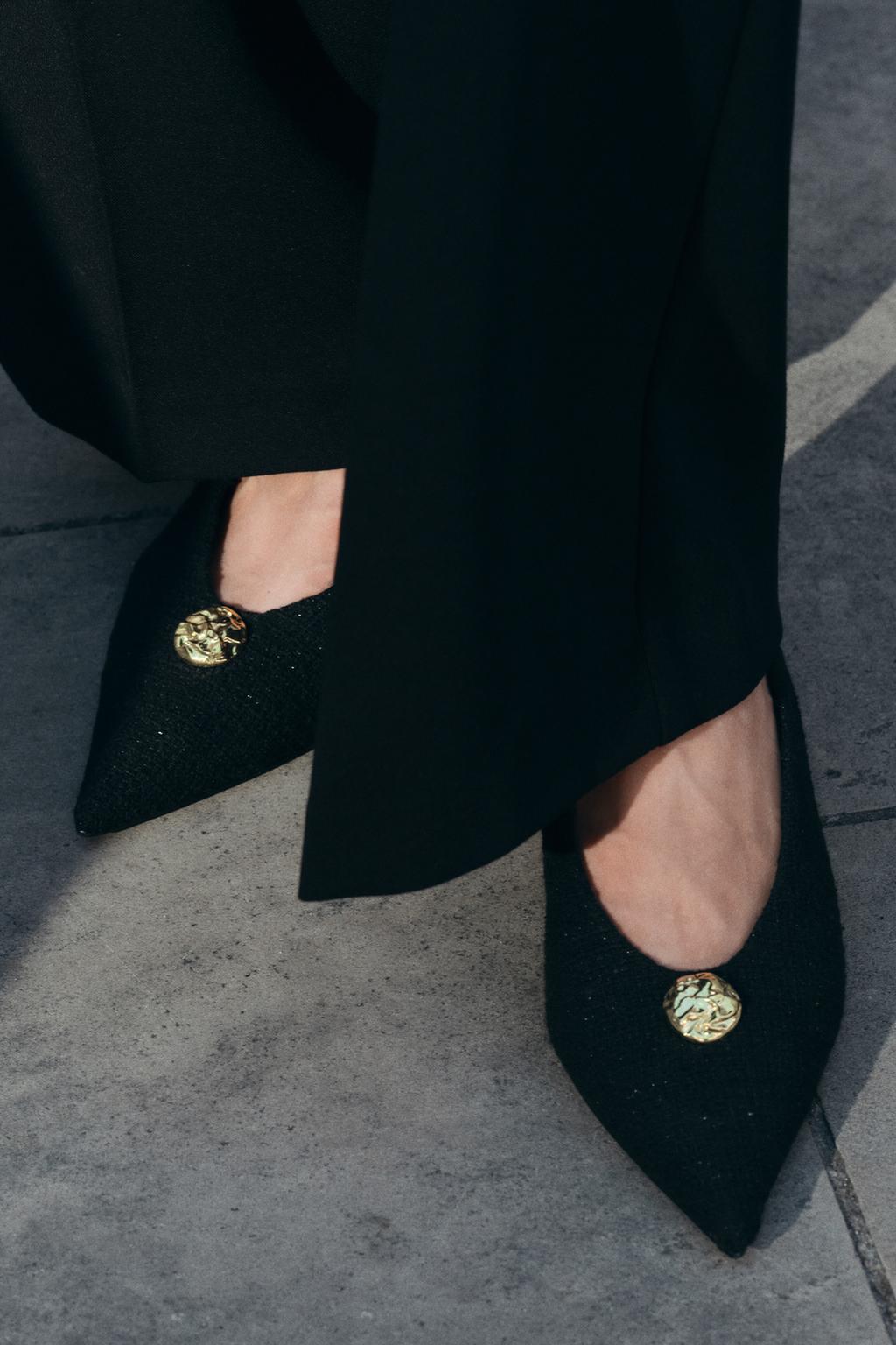 FABRIC MOLE SHOES WITH METALLIC DETAILS