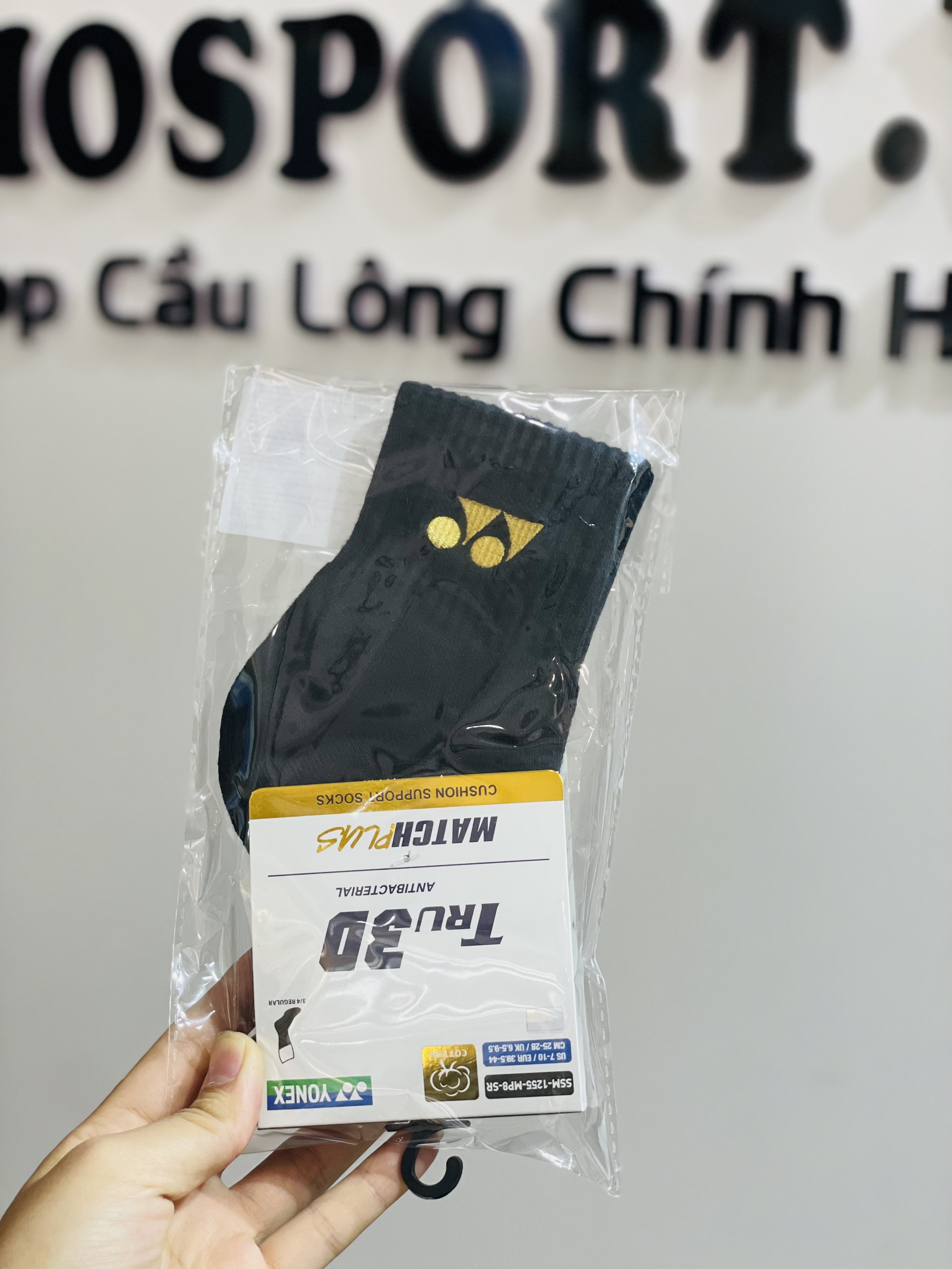 Tất nam Yonex 1/2 SSM-1055-MP8 đen vàng