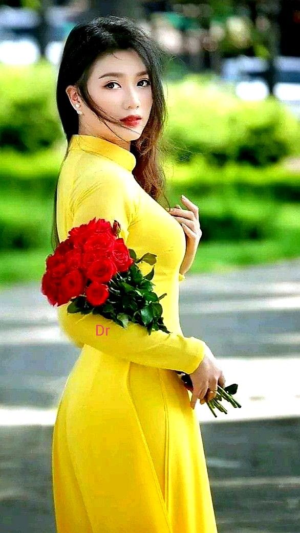 Áo Dài Truyền Thống Màu Vàng Cúc – Vẻ Đẹp Thanh Tao, Ý Nghĩa May Mắn Trong Dịp Lễ