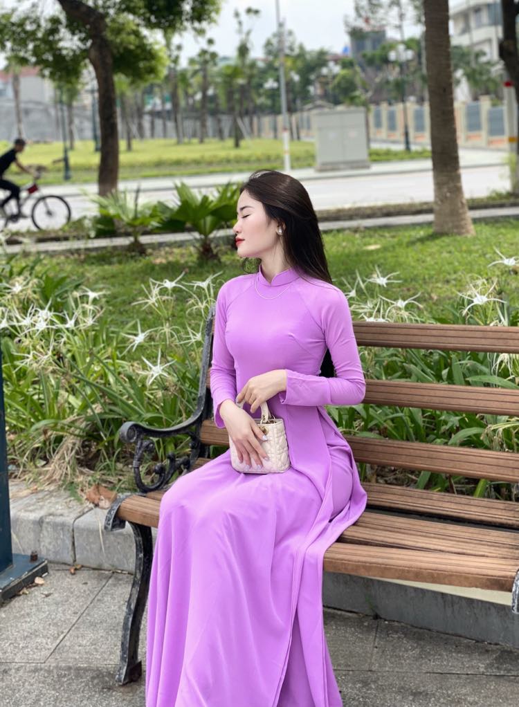 Chuyện áo dài màu tím cà