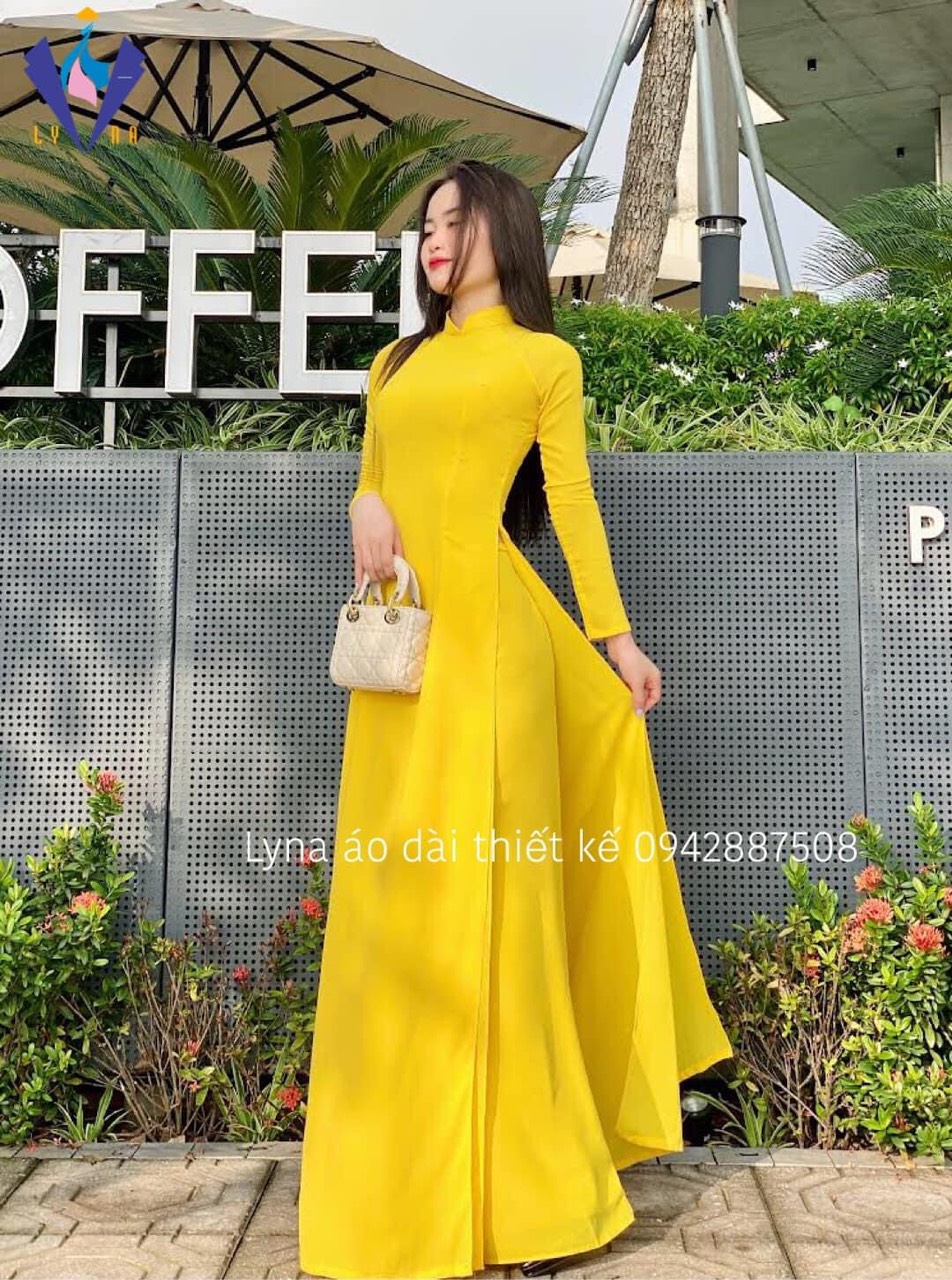 Áo dài truyền thống màu vàng cúc