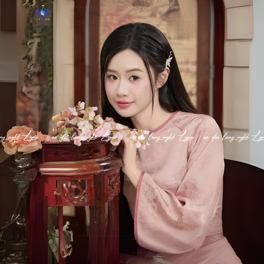 Áo Dài Gấm Suông Phấn Ngọc Hoàng Yến Sang Chảnh – Tôn Da, Che Khuyết Điểm