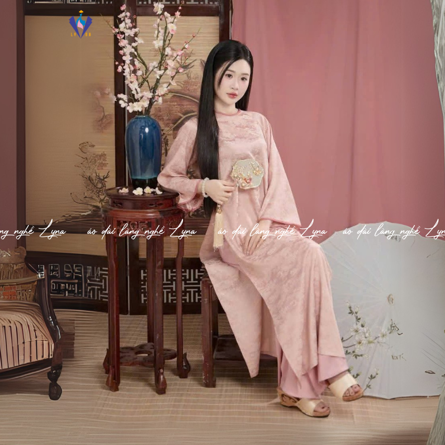 Áo Dài Gấm Suông Phấn Ngọc Hoàng Yến Sang Chảnh – Tôn Da, Che Khuyết Điểm