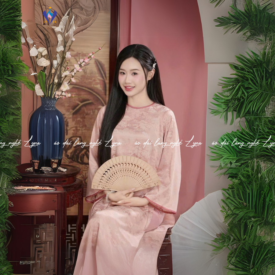 Áo Dài Gấm Suông Phấn Ngọc Hoàng Yến Sang Chảnh – Tôn Da, Che Khuyết Điểm