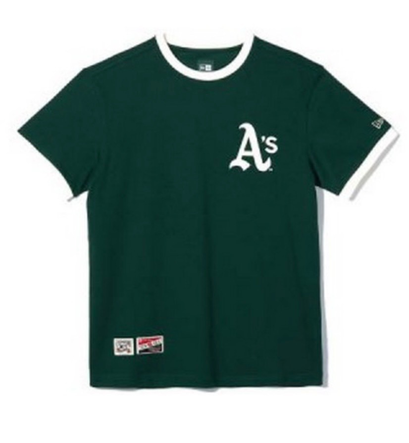 Áo Viền Trắng và Cổ Tay