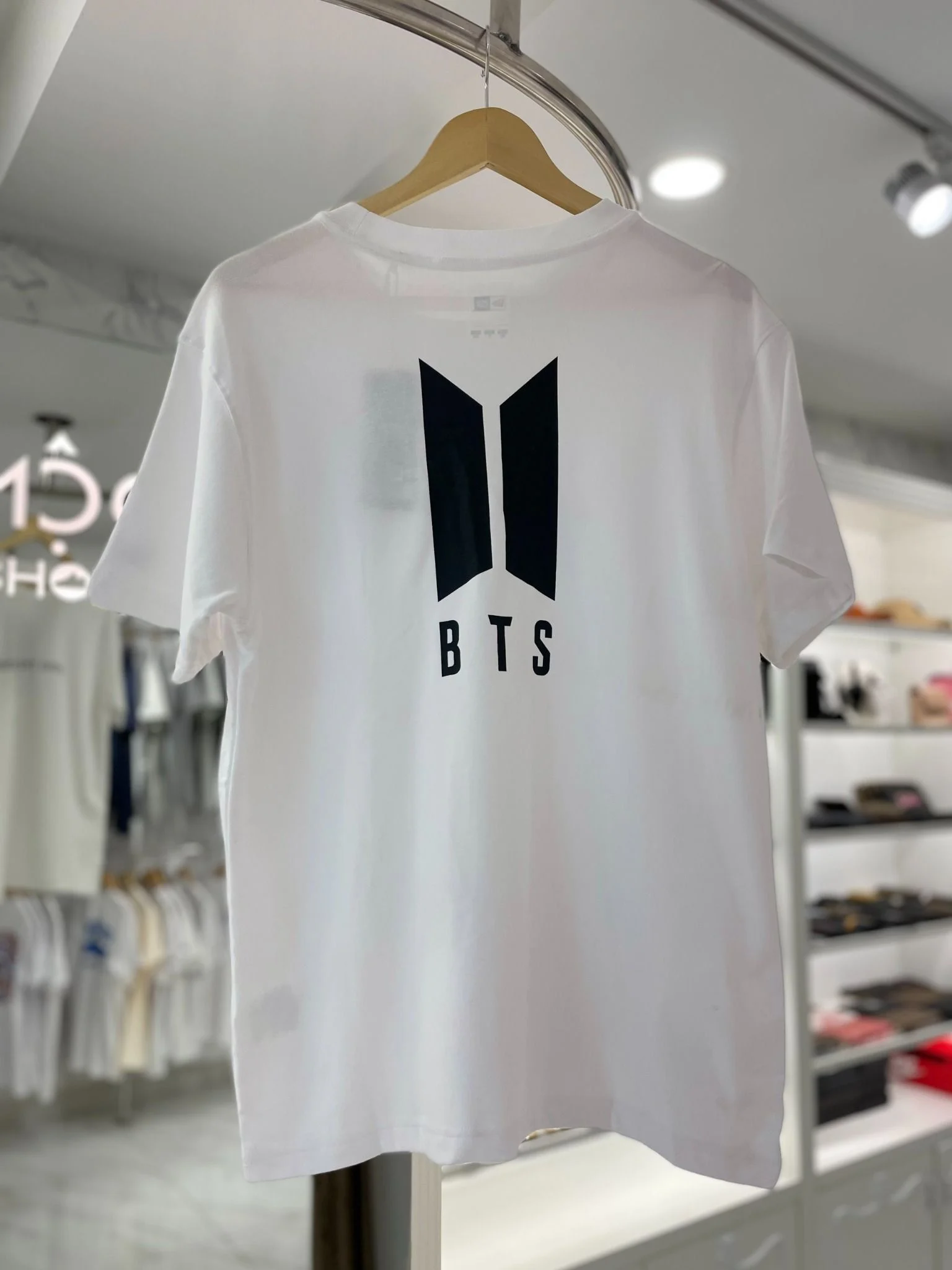 Áo Dòng Chữ Ngực