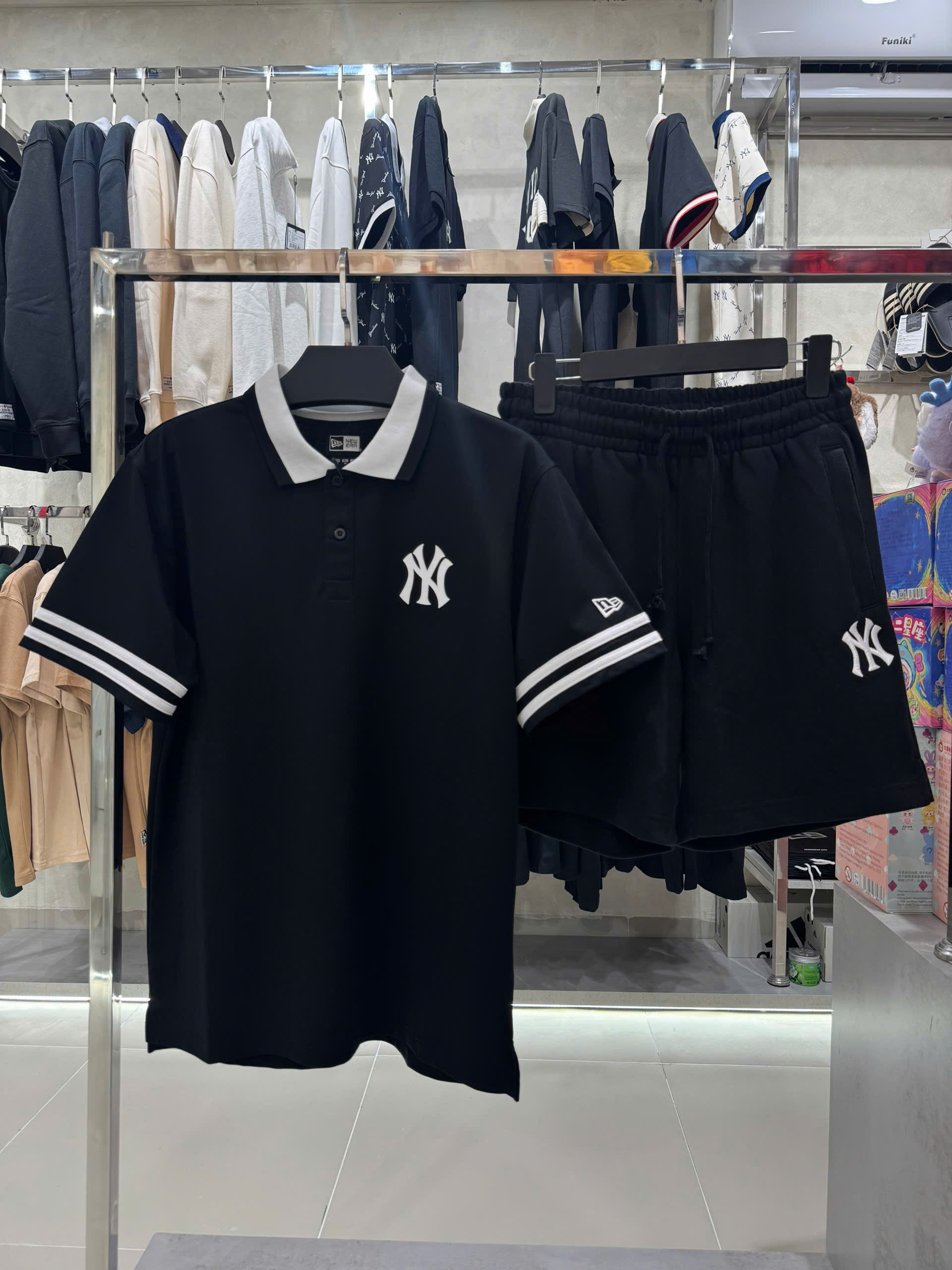 Polo Đen Cổ Trắng NY