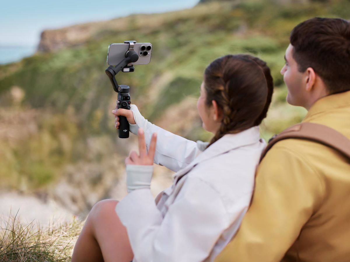 cách cầm nắm gimbal bằng hai tay giúp ổn định khung hình tối đa