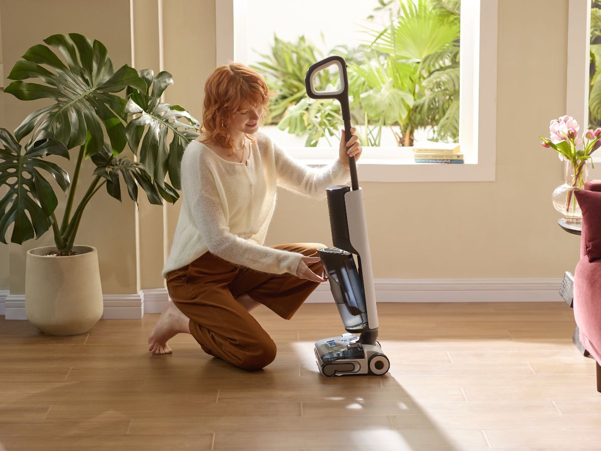 may hút bụi lau nhà vs cây lau nhà truyền thống