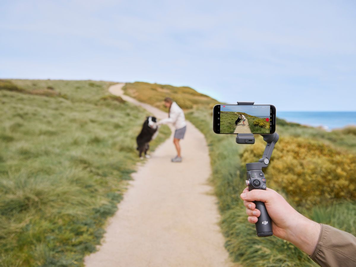 vệ sinh camera điện thoại sạch sẽ trước khi quay phim với gimbal