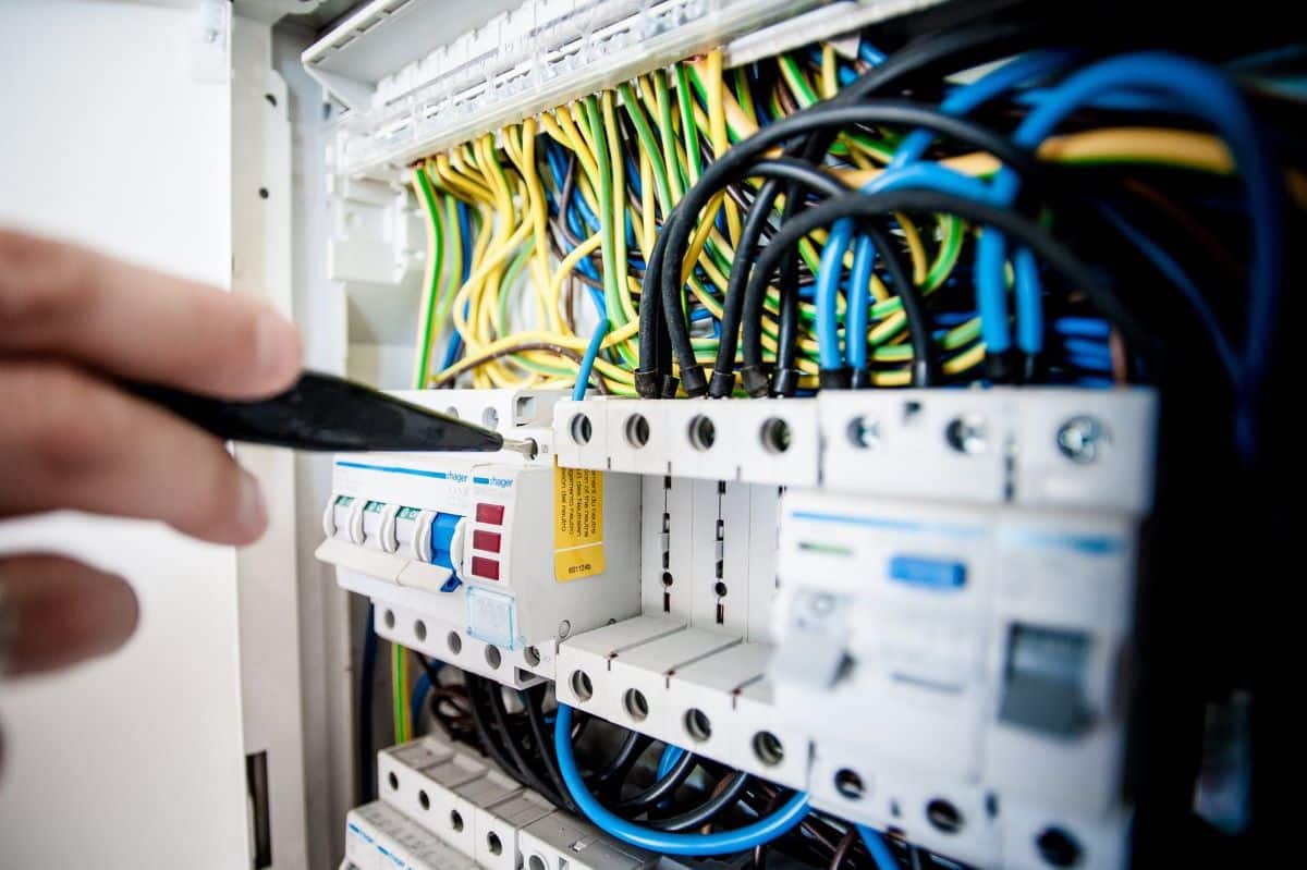 Thiết bị điện công nghiệp là gì? Khái niệm, vai trò và ứng dụng