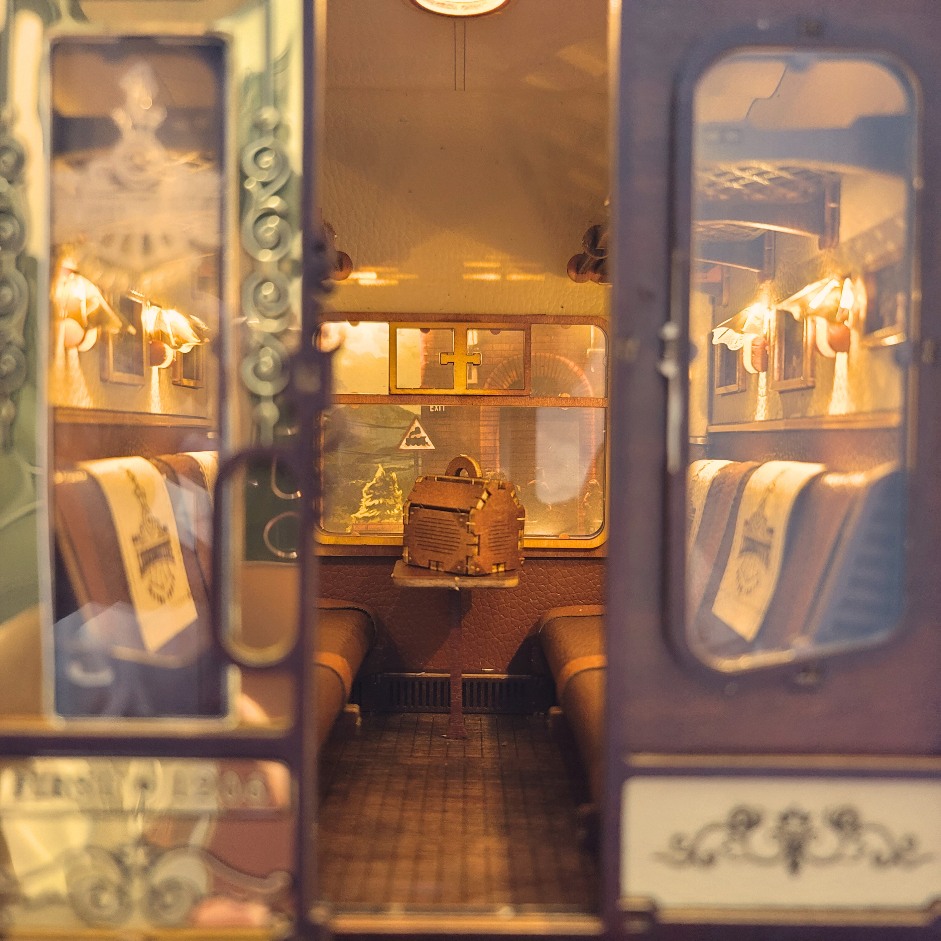 Mô hình Halom book nook diy 1940 Train Cabin