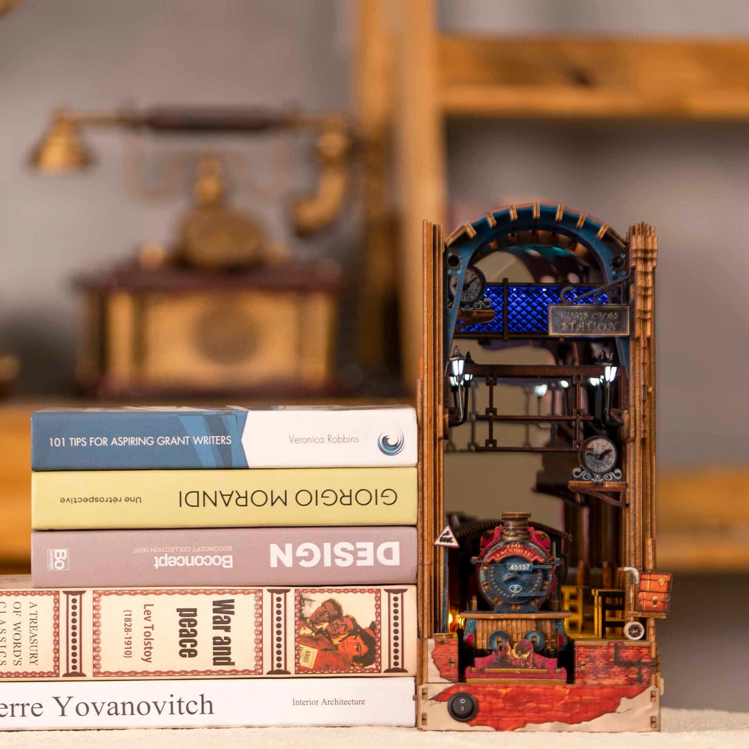 Mô hình Halom book nook diy Nhà ga Ngã Tư Vua Harry Potter collection