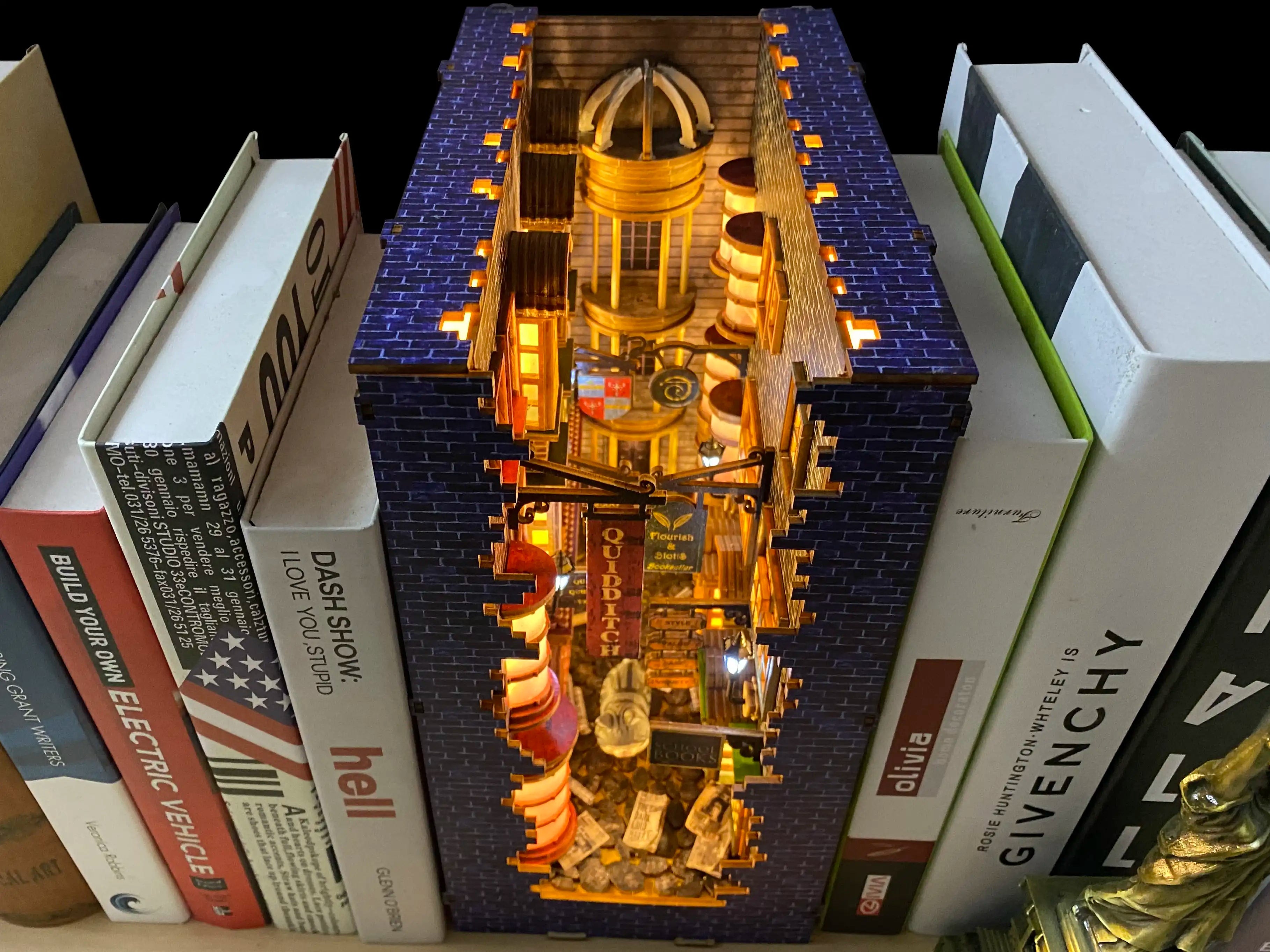 Mô hình Halom book nook diy chặn sách Hẻm Xéo