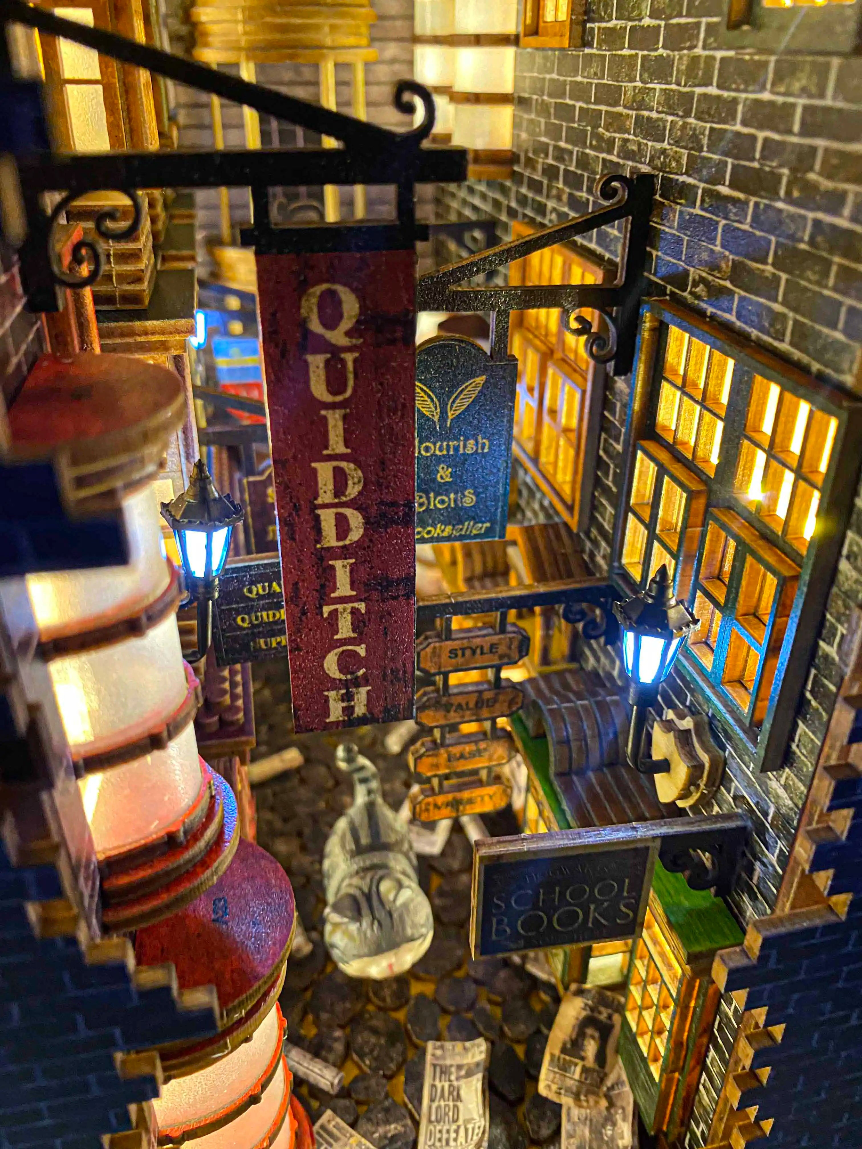 Mô hình Halom book nook diy chặn sách Hẻm Xéo
