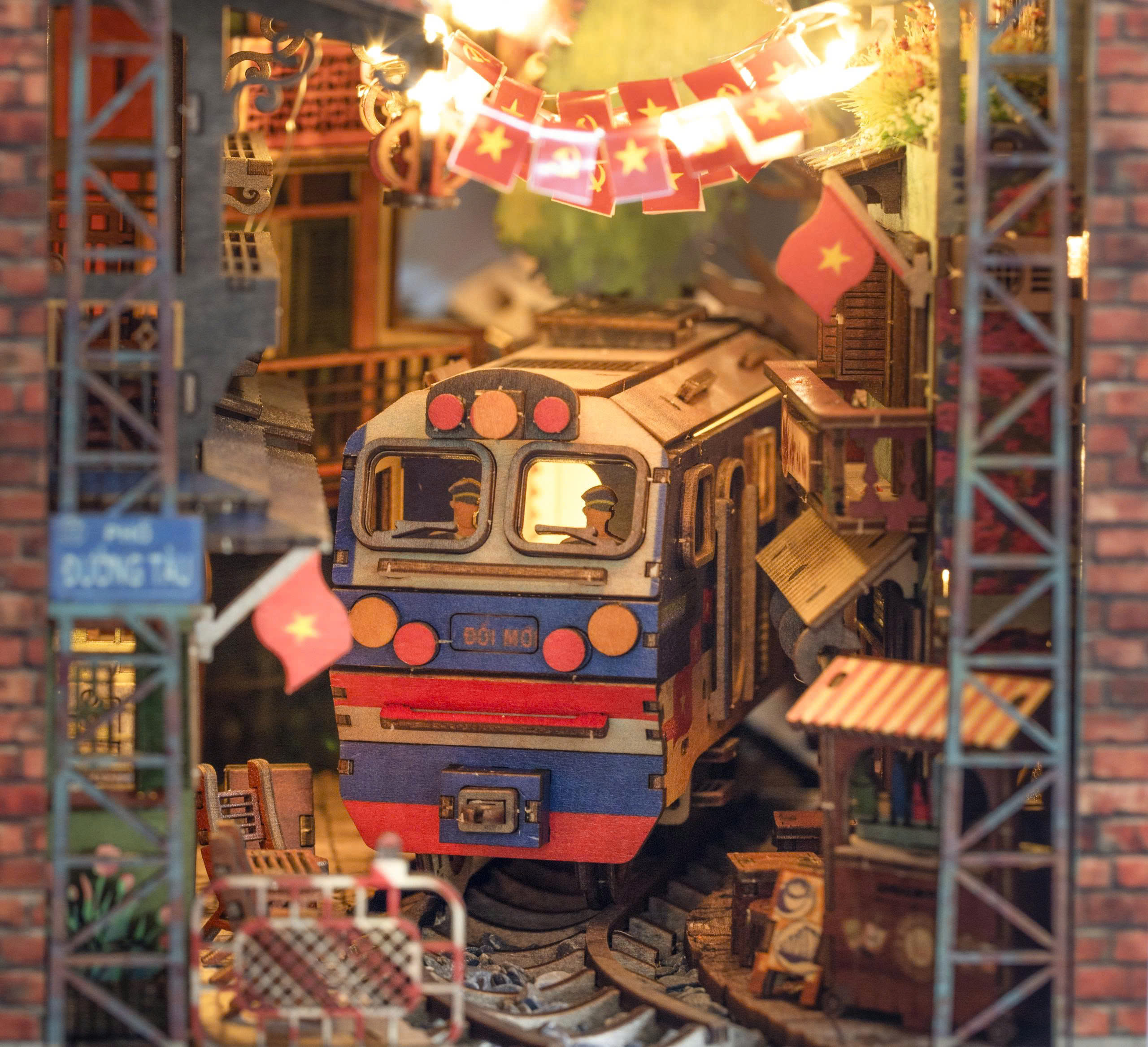 Mô hình Halom book nook Phố Đường Tàu/ Train Street Hanoi - Việt Nam