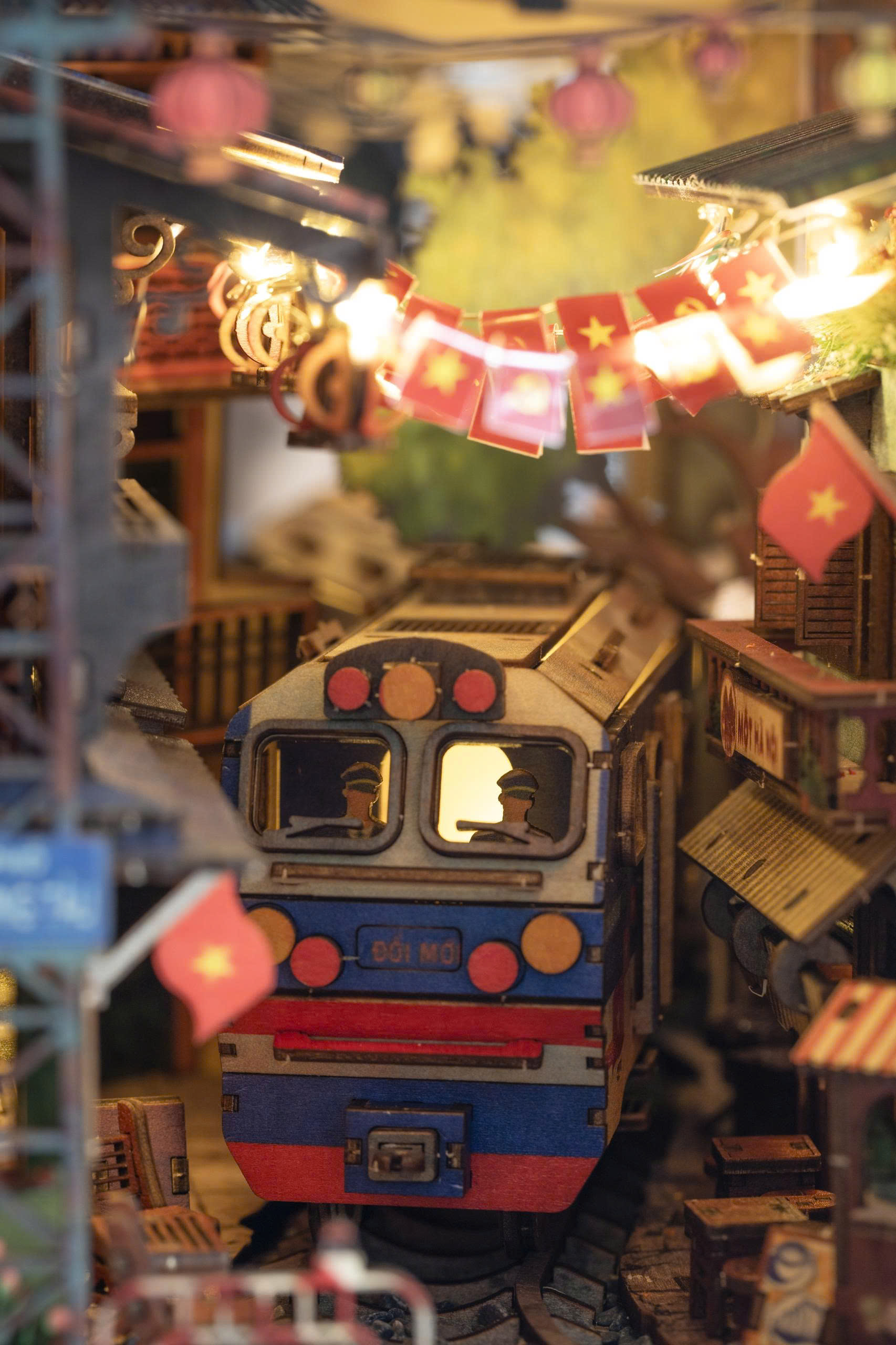 Mô hình Halom book nook Phố Đường Tàu/ Train Street Hanoi - Việt Nam