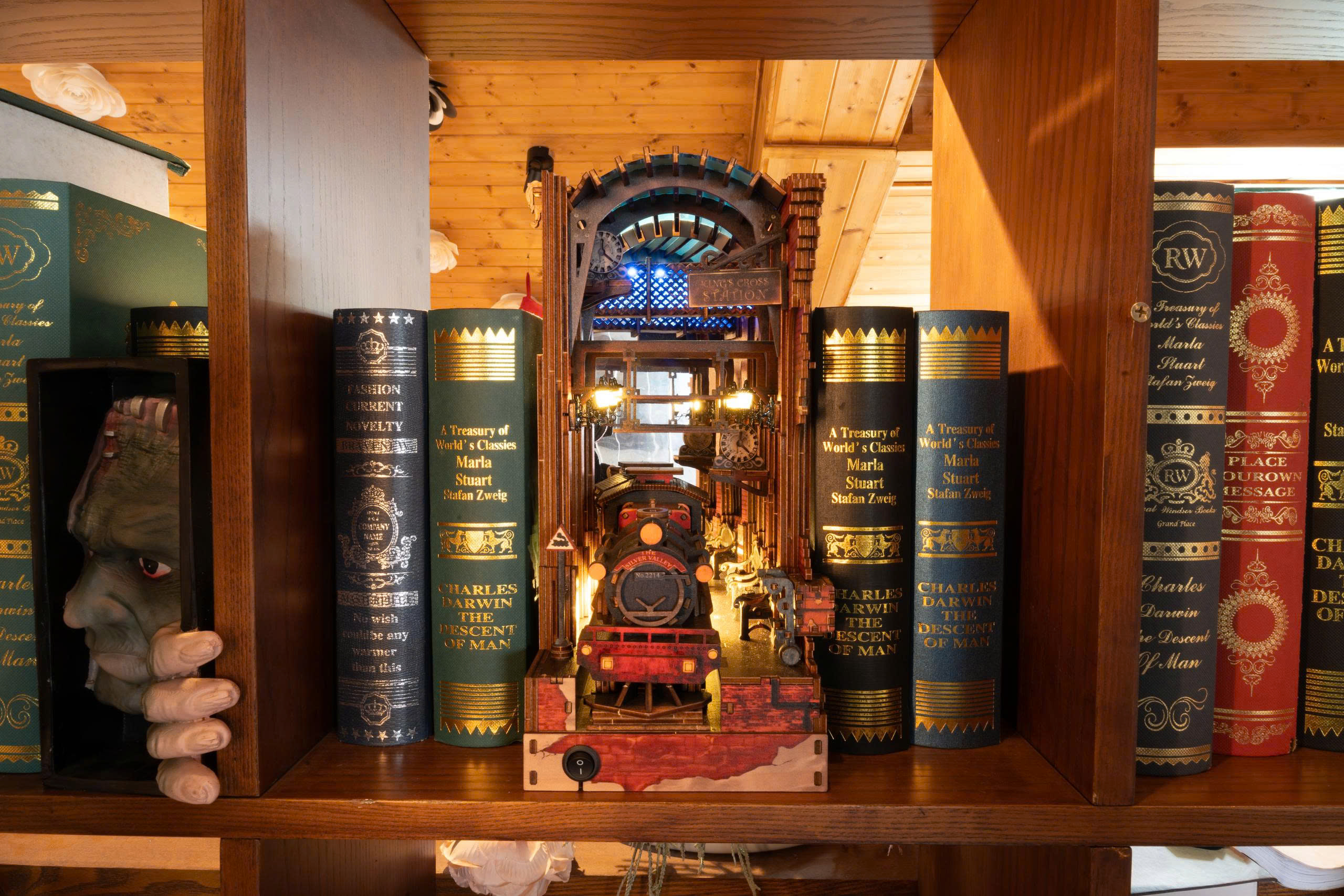Mô hình Halom book nook diy Nhà ga Ngã Tư Vua Harry Potter collection