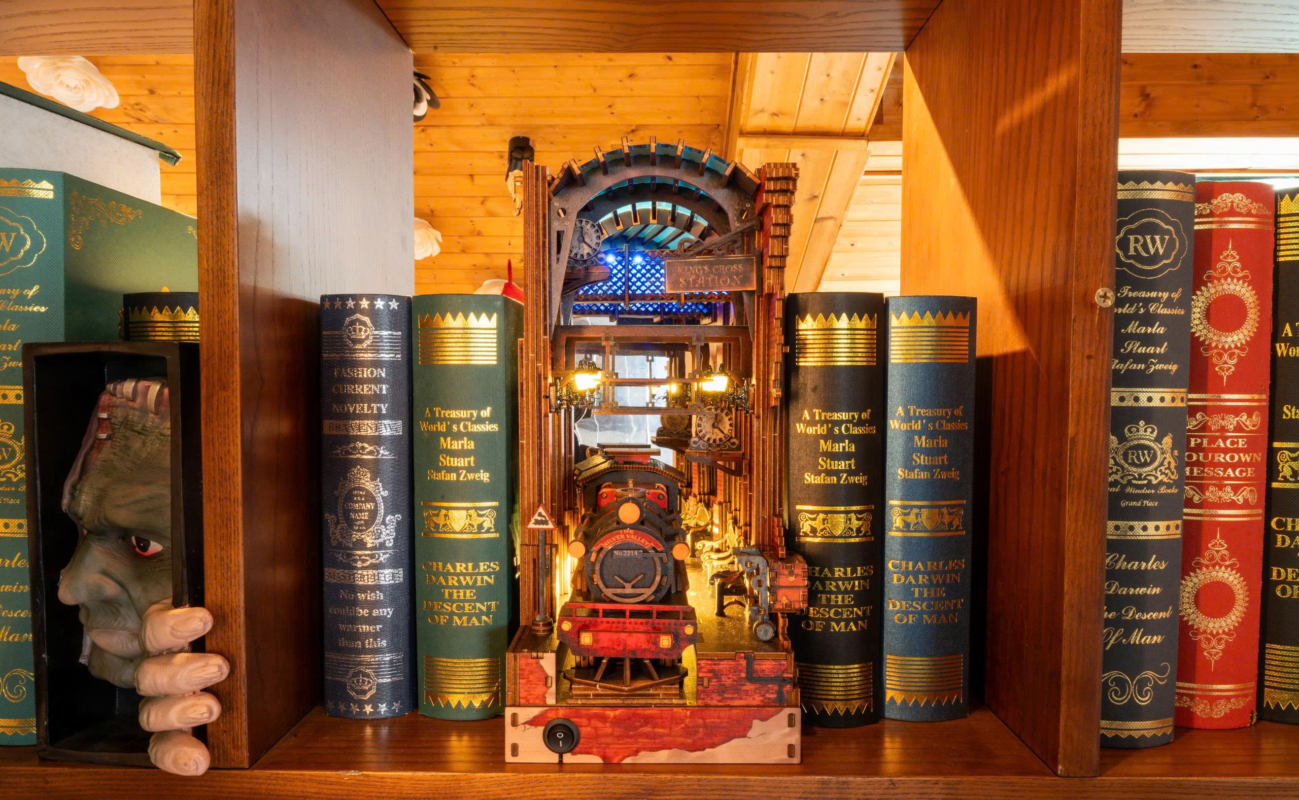 Mô hình Halom book nook diy Nhà ga Ngã Tư Vua Harry Potter collection