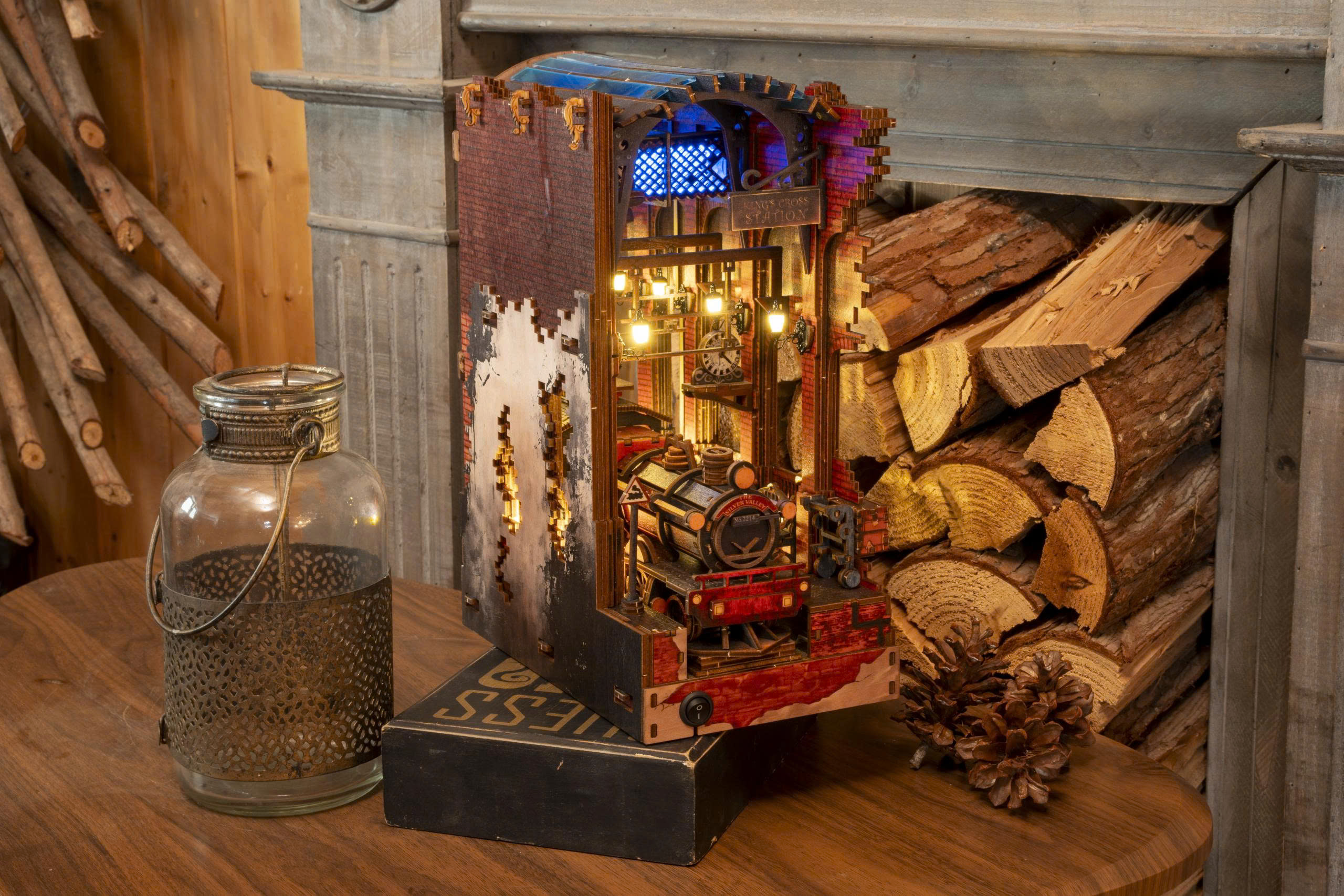 Mô hình Halom book nook diy Nhà ga Ngã Tư Vua Harry Potter collection