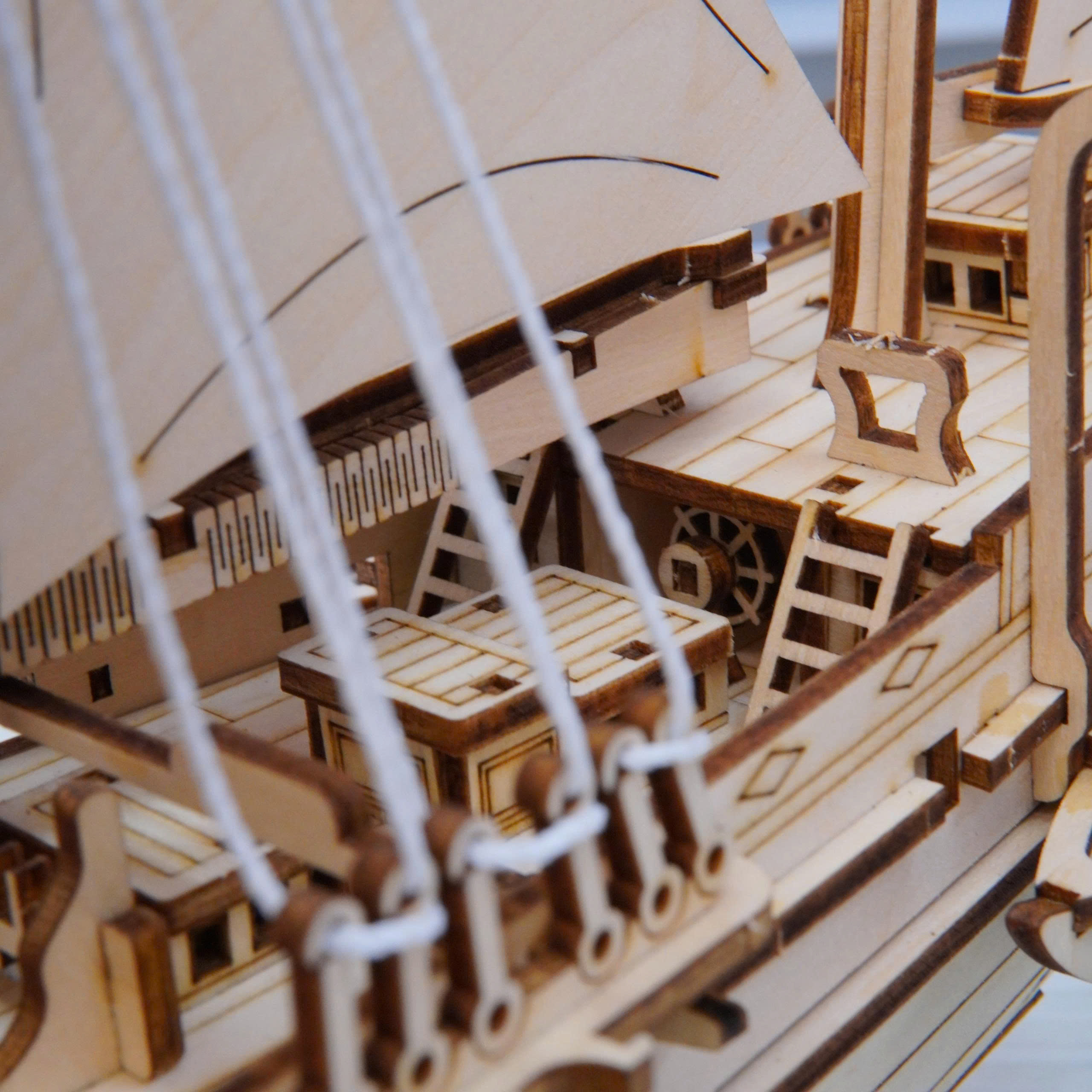 Mô hình Lắp ráp nghệ thuật Halom Mariner – Người Đi Biển Halom