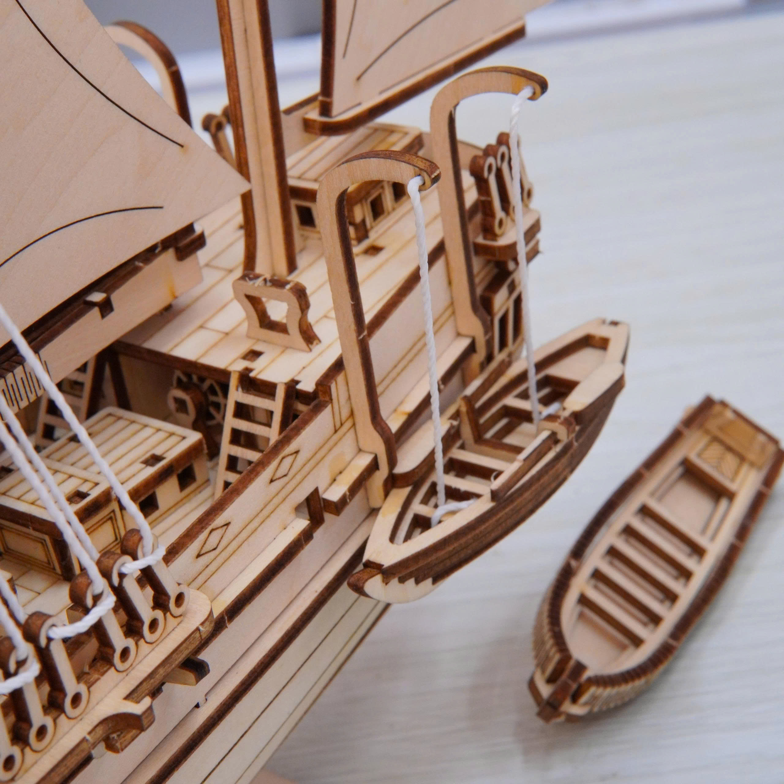 Mô hình Lắp ráp nghệ thuật Halom Mariner – Người Đi Biển Halom