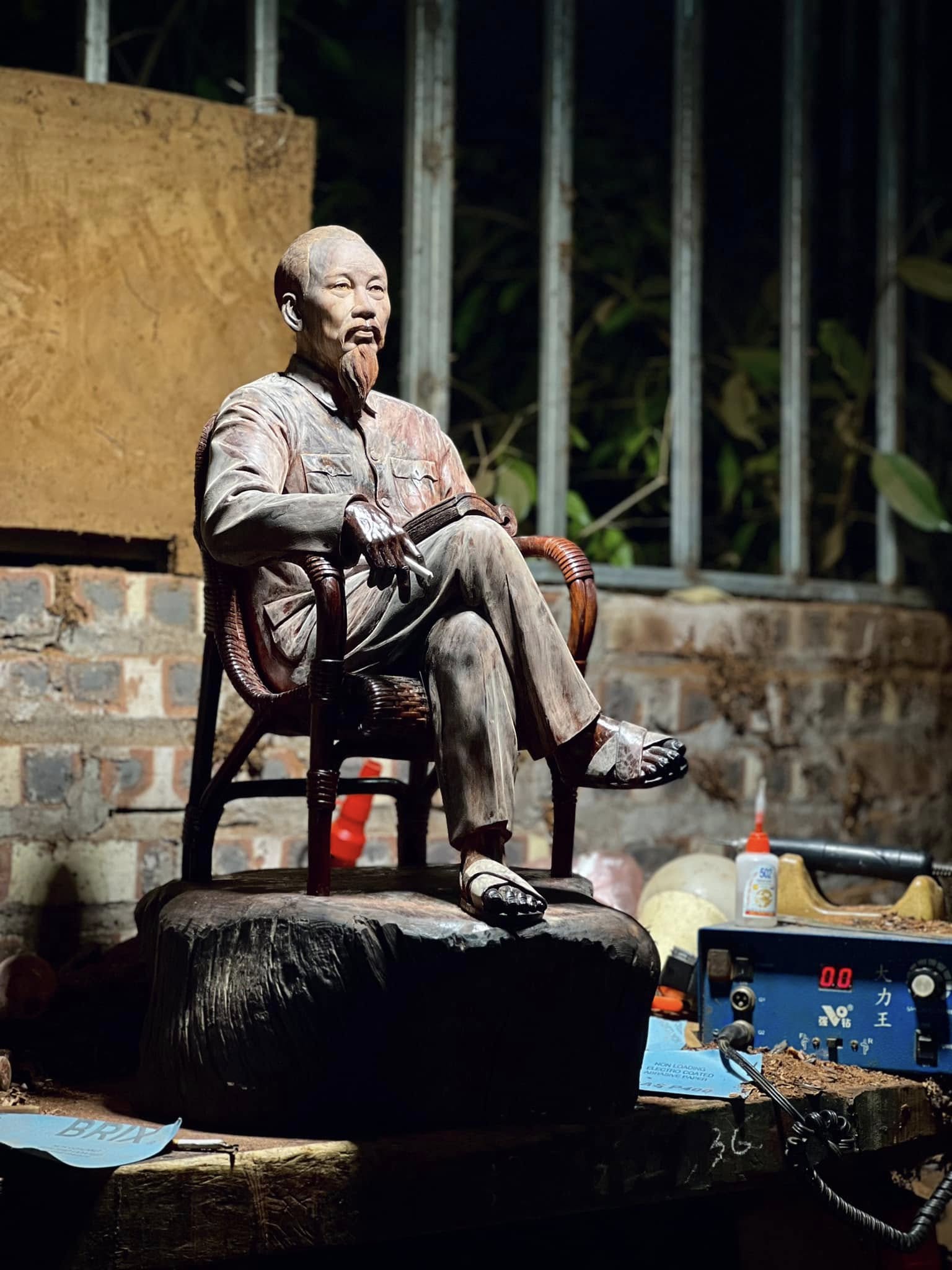 Tượng Bác Hồ thủ công – Không chỉ là gỗ, đó là linh hồn của dân tộc