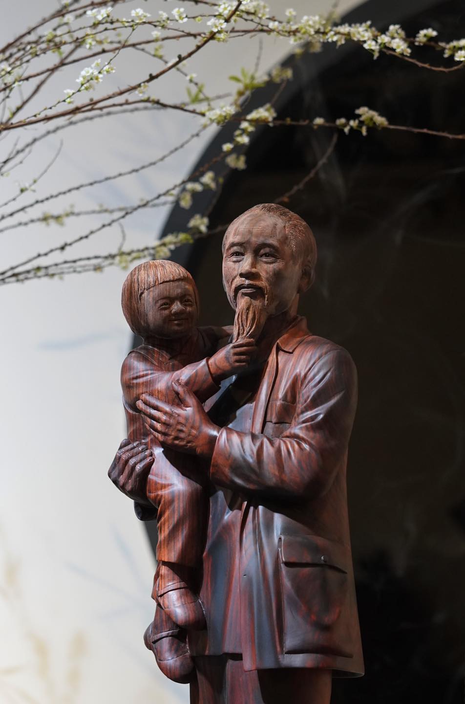 Tượng Bác Hồ Và Thiếu Nhi Bằng Gỗ – Biểu Tượng Của Tình Yêu Thương Và Lòng Nhân Hậu