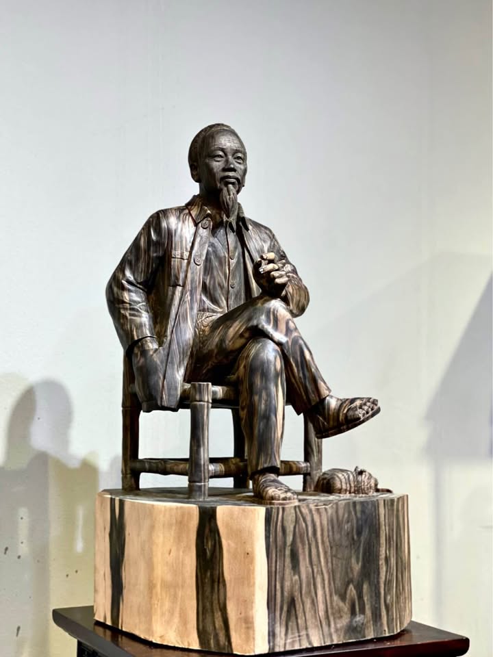 Tượng Bác Hồ Gỗ Mun – Tượng Gỗ Cao Cấp Lưu Giữ Hồn Việt Vĩnh Cửu