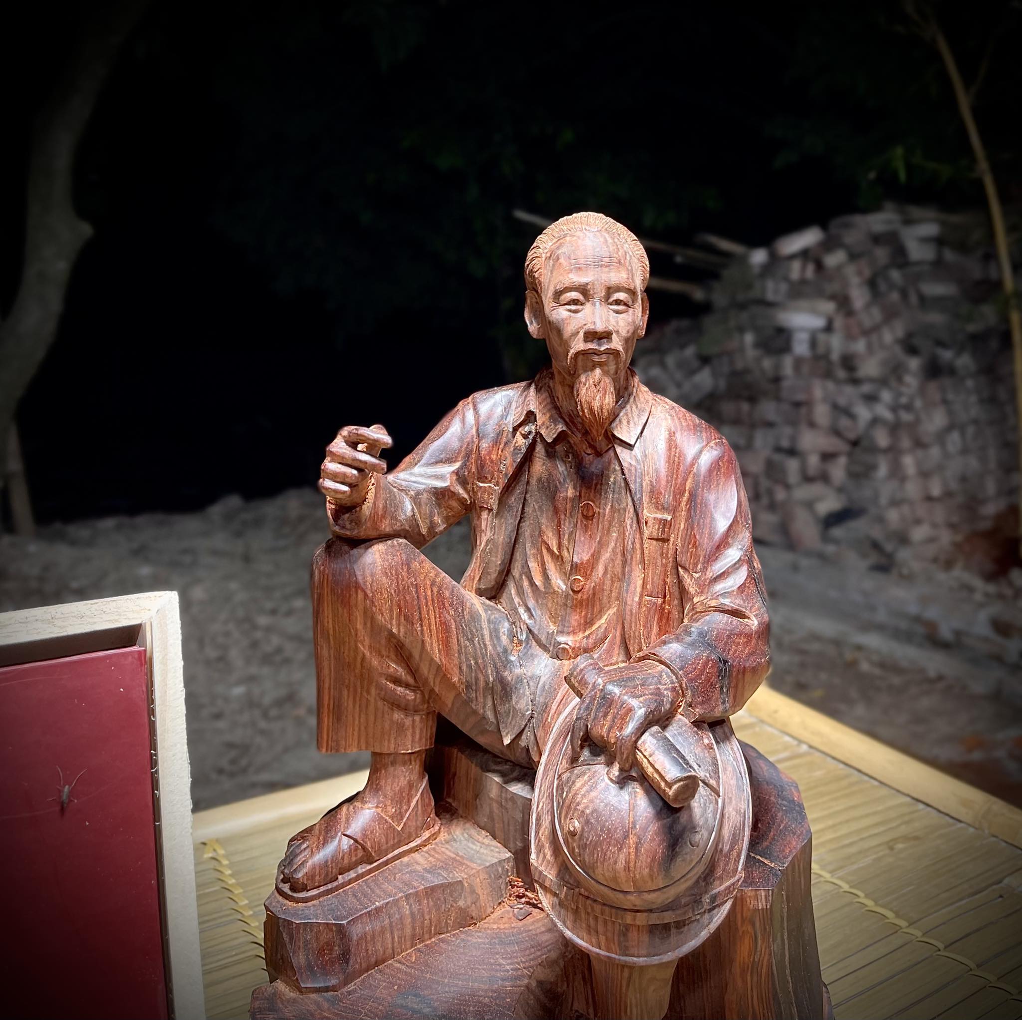 Các Mẫu Tượng Gỗ Đẹp Bác Hồ – Tôn Vinh Hình Tượng Vĩ Đại Qua Nghệ Thuật Thủ Công Thuần Việt