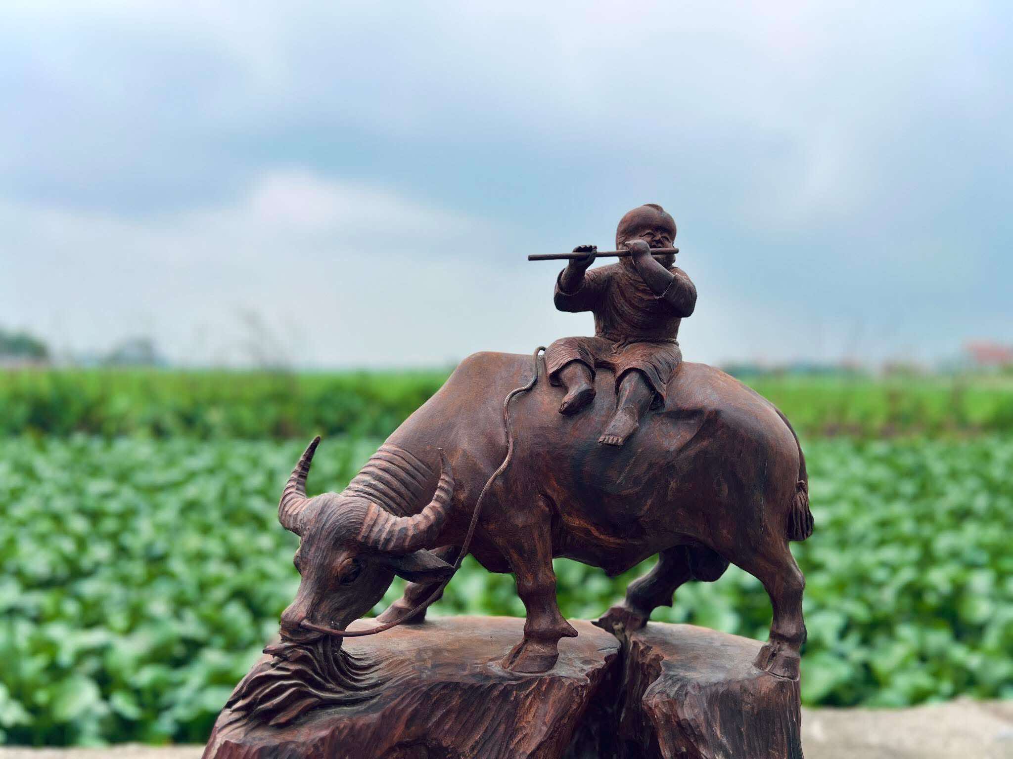 Tượng Tiểu Đồng Chăn Trâu – Ký Ức Tuổi Thơ Làng Quê Việt Trong Từng Đường Vân Gỗ