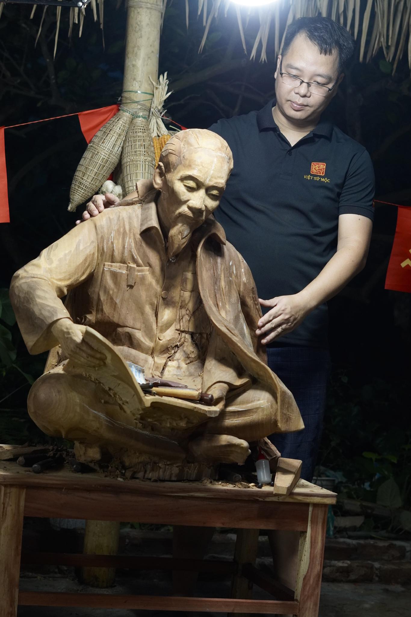 Tượng Bác Hồ gỗ mỹ nghệ kích thước lớn – biểu tượng thiêng liêng cho không gian tôn nghiêm