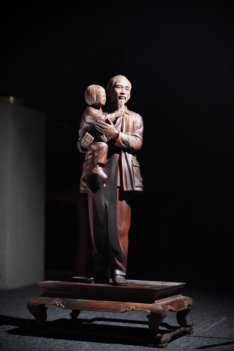 Ý Nghĩa Phong Thủy Khi Đặt Tượng Gỗ Bác Hồ Trong Nhà Và Văn Phòng Làm Việc