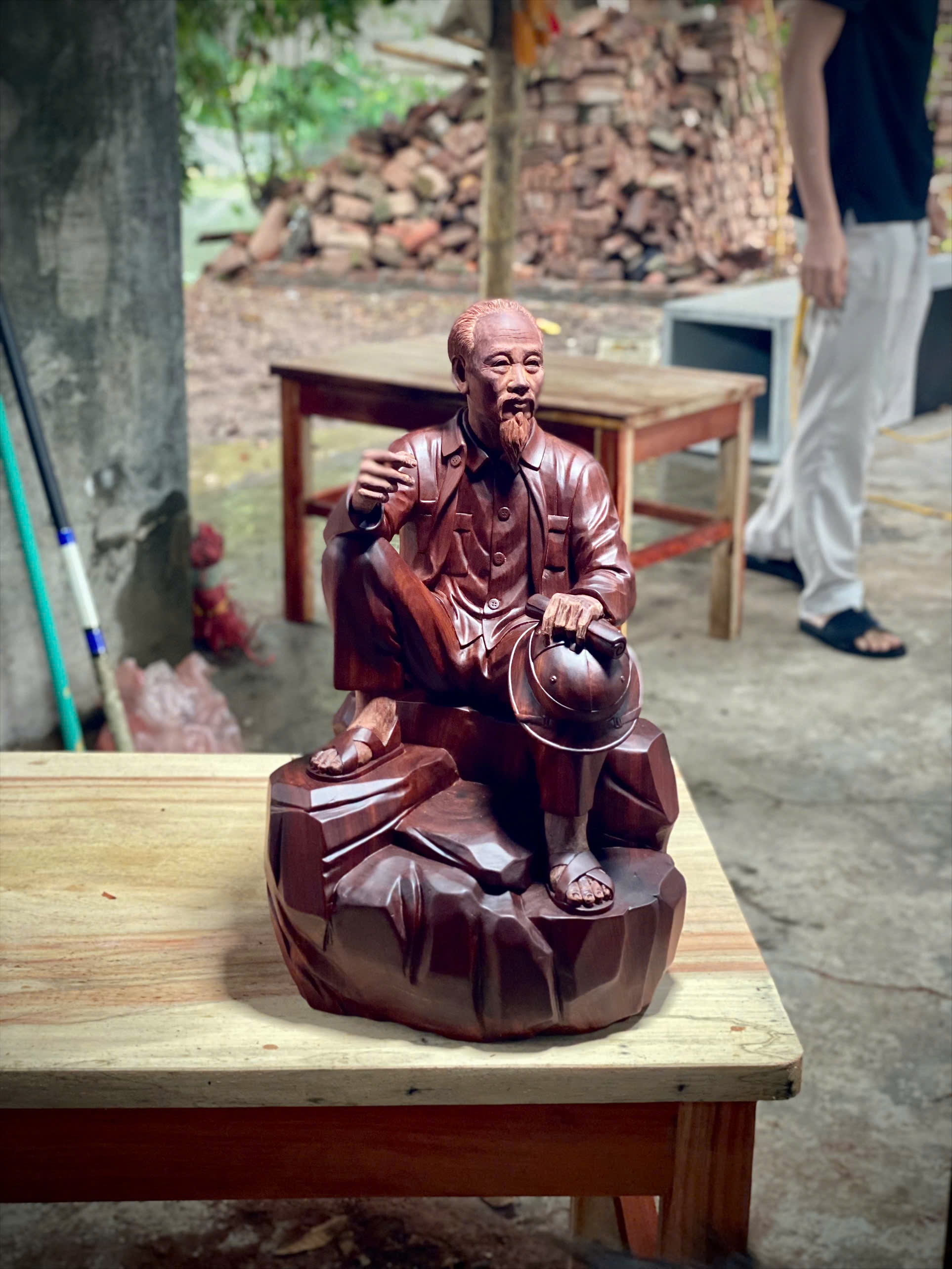 Tượng Bác Hồ Ngồi Ghế Đá – Biểu Tượng Của Sự Giản Dị Và Lãnh Tụ Gần Dân