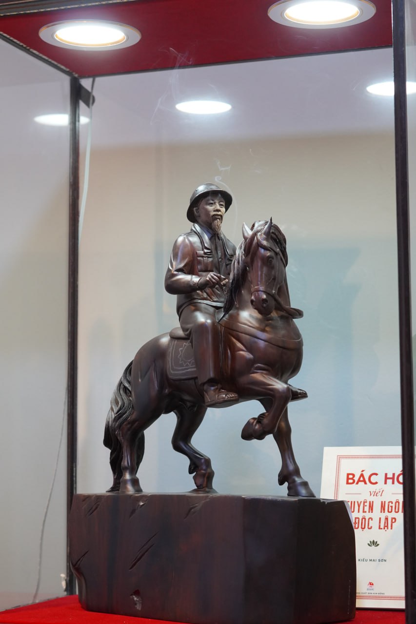 Tượng Bác Hồ Bằng Gỗ Đẹp Nhất Việt Nam – Mang Hồn Dân Tộc