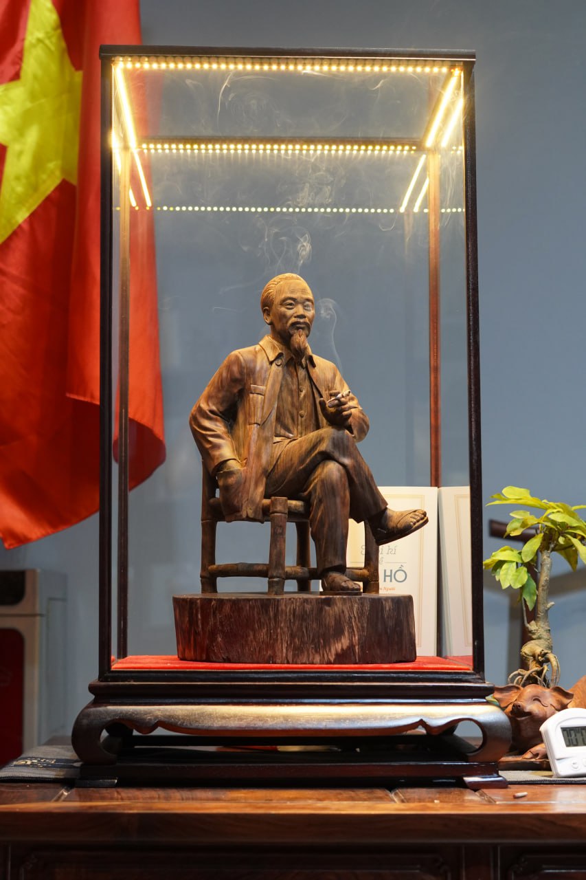 Tại sao giới sưu tầm lại yêu thích tượng gỗ Bác Hồ thủ công mỹ nghệ?