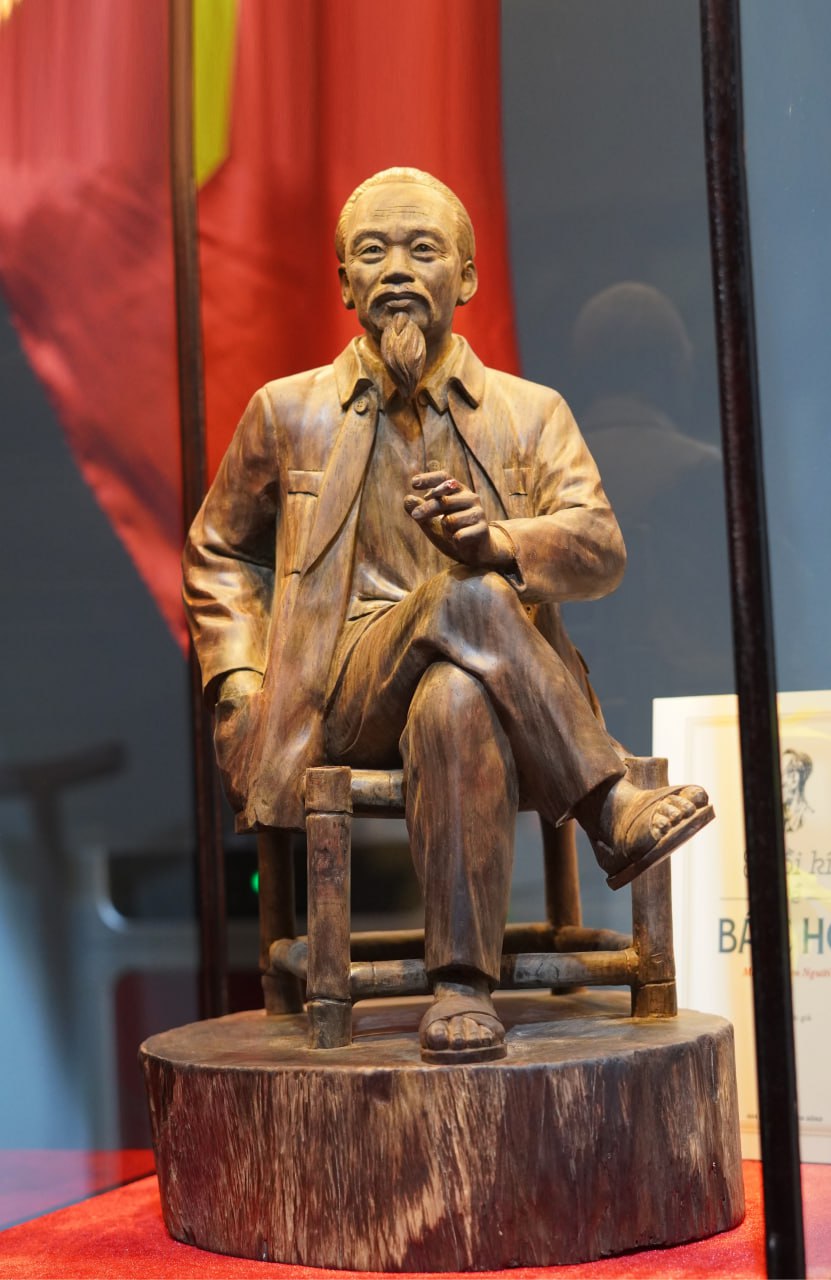 Tượng Bác Hồ Gỗ Trắc Đẹp Nhất – Đỉnh Cao Nghệ Thuật Thủ Công Việt Nam