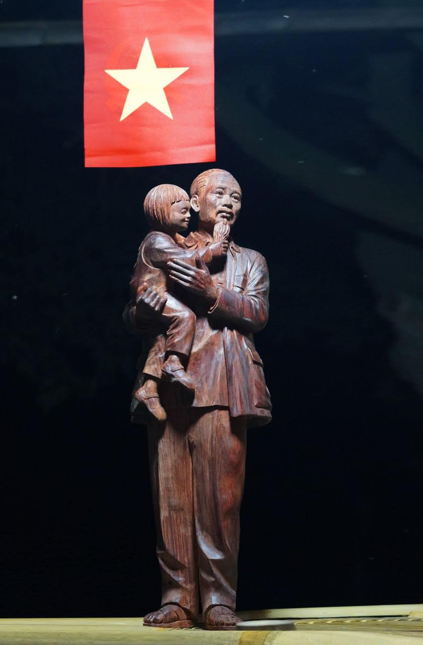 TƯỢNG BÁC HỒ THỦ CÔNG – KHI NGHỆ THUẬT VÀ TÂM HỒN DÂN TỘC HÒA QUYỆN