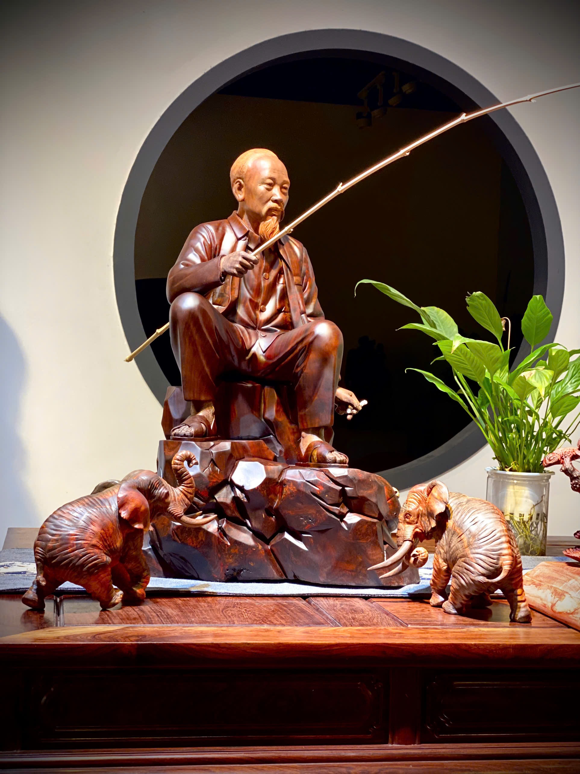 Tượng gỗ Bác Hồ đẹp nhất – giá trị nghệ thuật từ tâm, khắc họa chân dung vị lãnh tụ vĩ đại