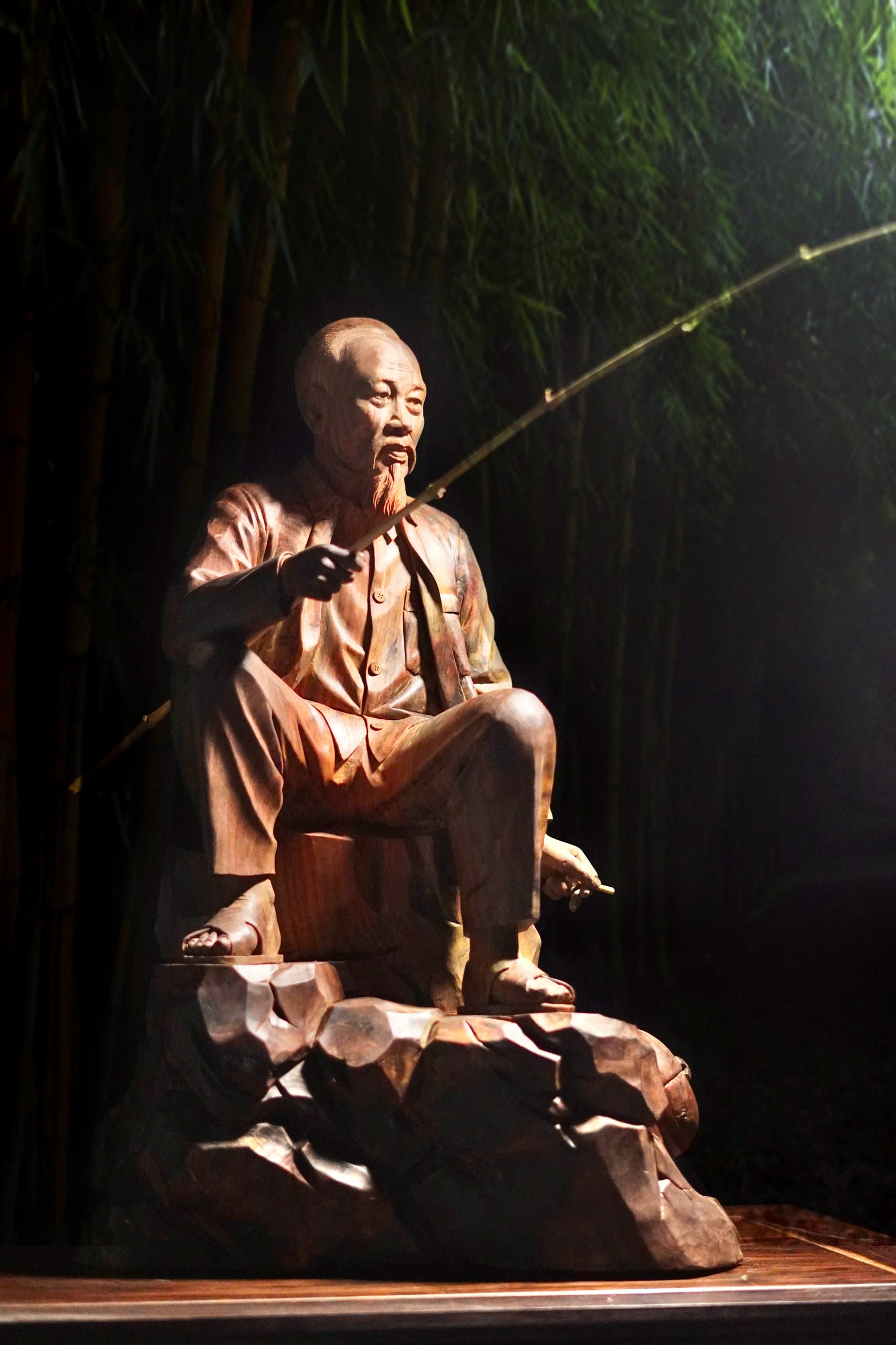 Tượng Bác Hồ gỗ thủ công cao cấp – tinh hoa của mỹ nghệ