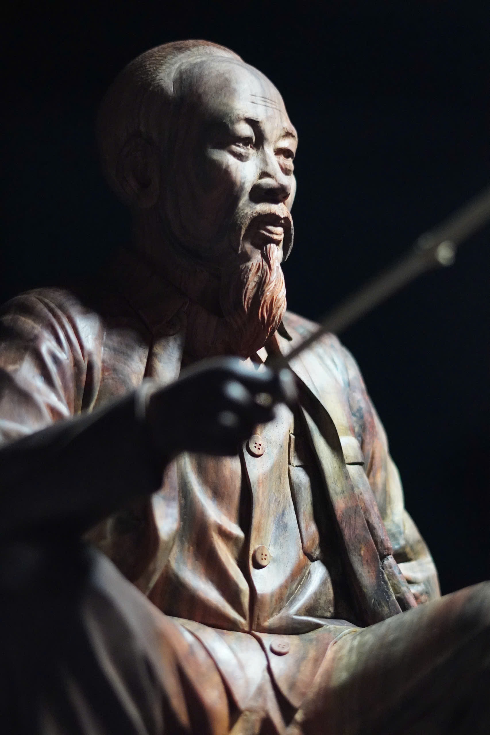 Tượng gỗ mỹ nghệ Bác Hồ – nghệ thuật từ tâm, lưu giữ hình tượng vĩ nhân bằng gỗ quý Việt